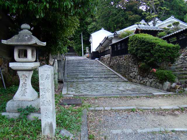 iwakurashrine1.jpg