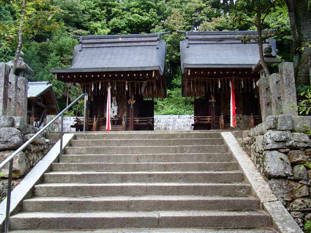 iwakurashrine1.jpg